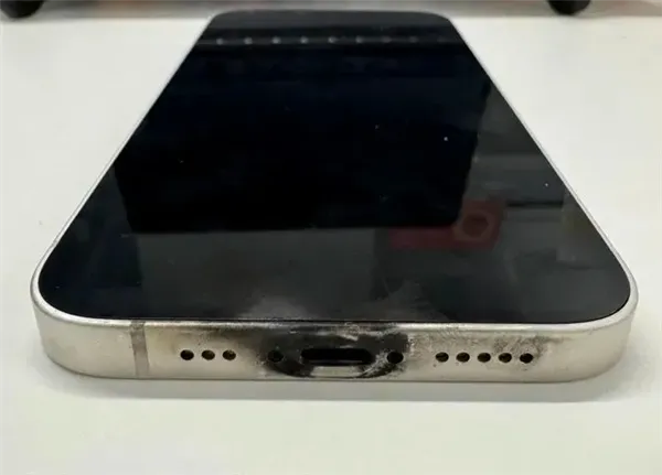 上海女子 iPhone 14 充电时接口爆炸，苹果客服回应引争议-个人笔记